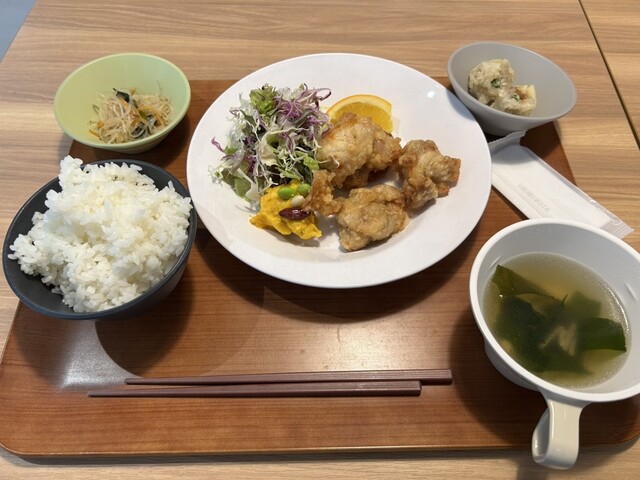 まちのシェアスペース TSUGUBAテラス SHOKUDO 仁賀保のカフェ・食堂 &ndash; 地元食材とくつろぎ空間