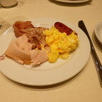 K+K Hotel Cayre - 料理写真:2014.01 スクランブルエッグ、生ハム、ソーセージ、チーズ、サラダなど一通りそろったビュッフェでした。　