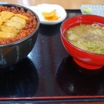 樺太食堂 - 生うに丼にはみそ汁と漬物がついてきます