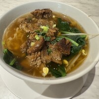 中華街 桂宮 - 牛バラ煮込み麺（1,880円）