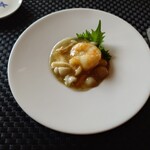 ホテルオークラレストラン名古屋 中国料理 桃花林 - ▷海鮮二種の葱生姜ソース
甘みある刻まれたネギと生姜、大葉のサッパリ感もあり
出汁の旨味感もシッカリとある

塩分量は多めだけど、美味しい味わいだった

これにも後味の旨味感がジンワリとある