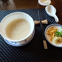 ホテルオークラレストラン名古屋 中国料理 桃花林 - ▷広東風白粥 
                    来た時にはふんわりと異国感ある香りがしていた
                    
                    これは深みある海鮮系な旨味感だよねえ❗️
                    貝だと思うけれど
                    
                    これはもっと食べたいぞっ❗️
                    
                    薬味と一緒に食べてみると