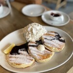 コナズ珈琲 - パンケーキ　生クリームをトッピング