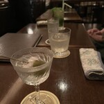 スコッチバー スワンク - 手前からドライマティーニ、オンザロック、モヒート