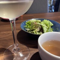 焼肉×創作びすとろ 笑進笑明 - ランチセットのサラダ、スープ