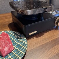 焼肉×創作びすとろ 笑進笑明 - 溶岩プレート　和牛肉の塊