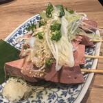 もつきむ 新宿南口 - 肉刺し串2種（レバーとはつ）