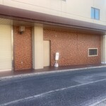 煮干しのビリー - 店内満席･待ち椅子空きなしの際は…                               階段下で記帳して､こちらで並んで待機！