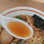 中華そば たびと - 鶏ガラ系のスープです。