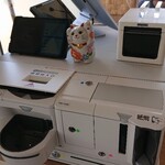 中華そば たびと - レジです。お客さんが現金をレジに入れます。