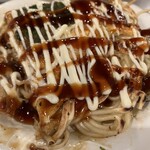お好み焼みっちゃん総本店 - お皿に取ってマヨネーズとソースをたっぷりと