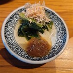是屋 - お通しの小松菜と生しらすの沖漬け