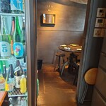 是屋 - 奥に４人掛けテーブル席