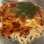 お好み焼みっちゃん総本店 - 目の前の鉄板へ