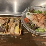 お好み焼みっちゃん総本店 - 焼きせんじがら　ホルモン　サラダ　食感の違いが楽しいです