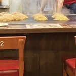お好み焼みっちゃん総本店 - ロングカウンターでは絶え間なくお好み焼が作られていきます　次来た時はカウンターで目の前で作っている様子を見ながらもよさそう