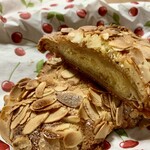 パンやきどころ RIKI - クロワッサンダマンド ¥420