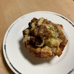 パンやきどころ RIKI - 自家製スモークチキンと九条ねぎのデニッシュ ¥480