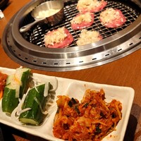 南新宿 和牛焼肉 慶 - 上タン塩、キムチ盛合わせ