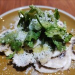 バル デ オピンチョ - 生マッシュルームとパクチーのサラダ