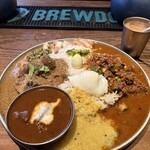 ハルダモンカレー - 右上から時計回りにキーマ、ダル、ポーク、スリランカカレーになります