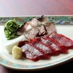 寿し心咲 - くじらの刺身　さえずりと赤身