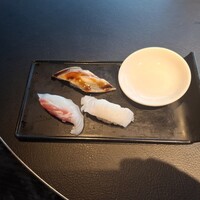 ビューアンドダイニングザスカイ - 握り寿司3貫です。握り寿司の白身2貫のうちの1貫は、コリコリとした口当たりと濃厚な旨味が最高でした。