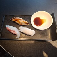 ビューアンドダイニングザスカイ - 握り寿司3貫の皿の上の小皿に、醤油を入れたものです。