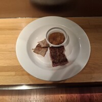 ビューアンドダイニングザスカイ - 国産牛のサーロインステーキ、本マグロの鉄板焼のポン酢添えです。