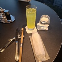 ビューアンドダイニングザスカイ - アイスグリーンティーとお冷、おしぼりです。