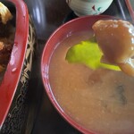 旭山ドライブイン - なめことワカメの入った味噌汁も美味い