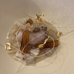 天扇 - 素材の味の重なりと　うろこ焼きのパリパリ　からすみのねっとりなど　食感の重なりが楽しい一品でした　細いのは揚げた素麺