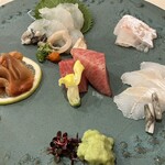 天扇 - お造り　虎魚　鯛　穴子　赤貝　中央に大トロ　赤貝に苦手な臭みが全くなかったのが驚きでした