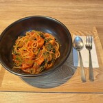 pasta家 - ほうれん草＆ベーコンのトマトソース