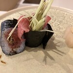 天扇 - 締めのわさび巻き（トロで巻きました）　わさびを細く刻み　トロの脂で辛味が中和されるとのこと