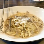 ピッツエリアバール　CACTUS　D'ORO - ・4種のキノコのポルチーニクリームソース　生パスタ（生パスタのまま・笑）