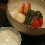 鶴のひとこえ - クリームソースをつけて食べる温野菜。このソース最高！