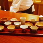 馳走のかぜ - たくさんの酒器の中からお酒にあったものを選んでくれる