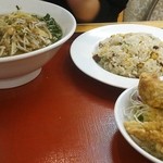 又来軒駅家本店 - もやしラーメンセット　鳥の唐揚げ、小チャーハンが付きます