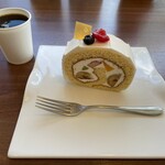 タルトタタン - フルーツロールケーキ495円(イートイン･税込み)