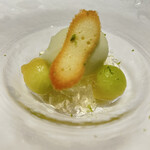 Ristorante Ecru - Dolce メロン（コンポート&ジェラート）、ヨーグルトのムース、ライムのジュレ、塩ラングドシャをのせて