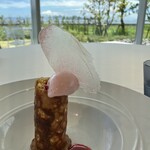 SIMOSE French Restaurant - 桃のクリスティアン…？　シガレット状の筒の中にスポンジやクリーム　コンポートが詰まっています