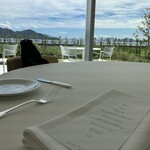 SIMOSE French Restaurant - 広く開いた窓の向こうに穏やかな海と島々が　別の角度でカラフルな展示室を眺められる席もあります