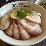 自家製麺 オオモリ製作所 - 豚チャーシュー4枚、鶏チャー2枚、味玉、レモン、三つ葉付