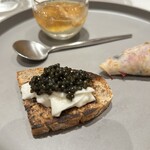 Ristorante Ecru - サワードウ、ブラッターチーズとキャビアをのせて