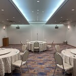 ホテル信濃路 - 宴会場【２階志賀】　３卓の一般的なレイアウト例です。