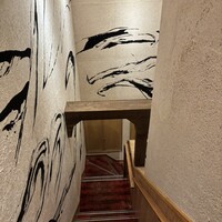 金目のどぐろ屋 赤羽店 - 気分が盛り上がる階段で2階へ