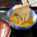 よいち - 14,5月かまあげを温玉につけて食べる