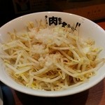 ラーメン　肉を喰らえ!! - 別皿ヤサイ