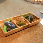 柳家 - スナップエンドウ、茄子のお浸し、蕗味噌甘長ピーマン山うど、蕨と行者ニンニク